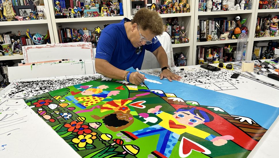 Bridging Physical and Digital Worlds in Romero Britto’s Art